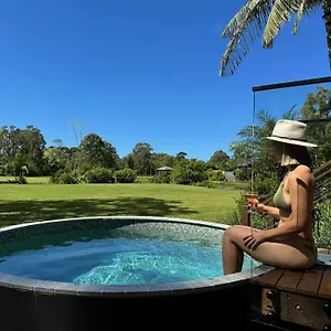 lake-weyba-cottages-noosa.queenslandhotels.net/